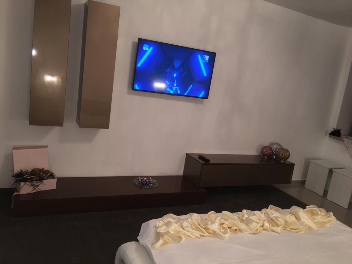 Апартаменты Garsoniera Mihaela Дева Экстерьер фото
